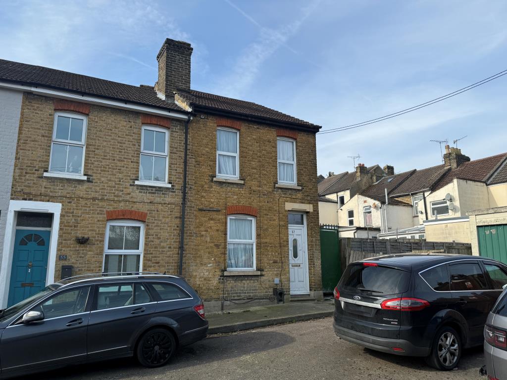 Lot: 27 - HOUSE IN NEED OF MODERNISATION - Front view of house in need of refurbishment